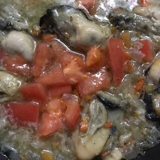 牡蠣とみじん切り野菜のアヒージョ